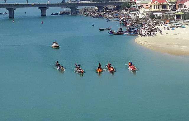 Vịnh Lăng Cô sôi động với lễ hội đua thuyền truyền thống