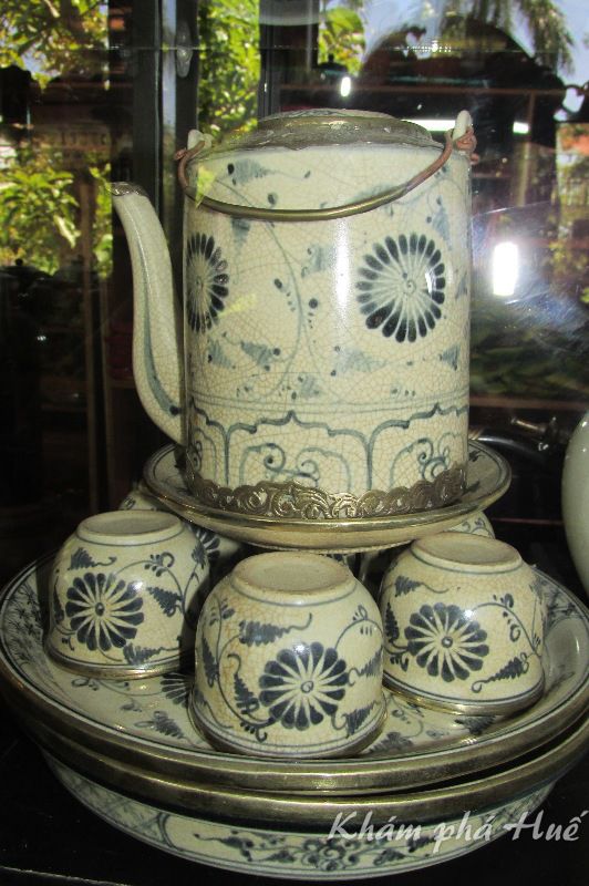 Một số trà cụ trưng bày và bán tại Trà Đình Vũ Di