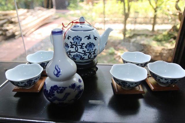 Một số trà cụ trưng bày và bán tại Trà Đình Vũ Di