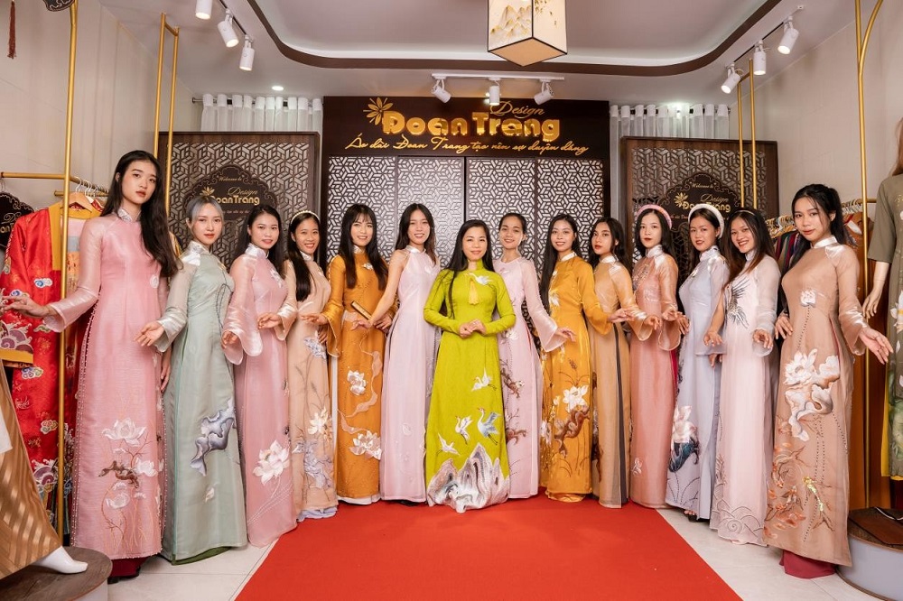 Nghệ nhân thêu Đoan Trang – Ngã rẽ thành công với áo dài truyền thống Huế