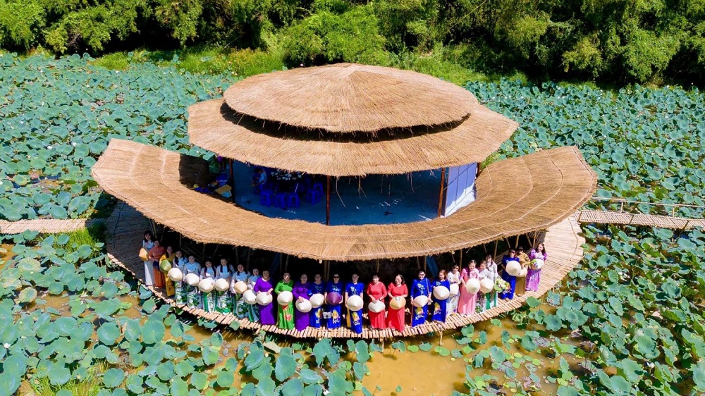 Áo dài ở làng di sản Phước Tích. Áo dài ở làng di sản Phước Tích.