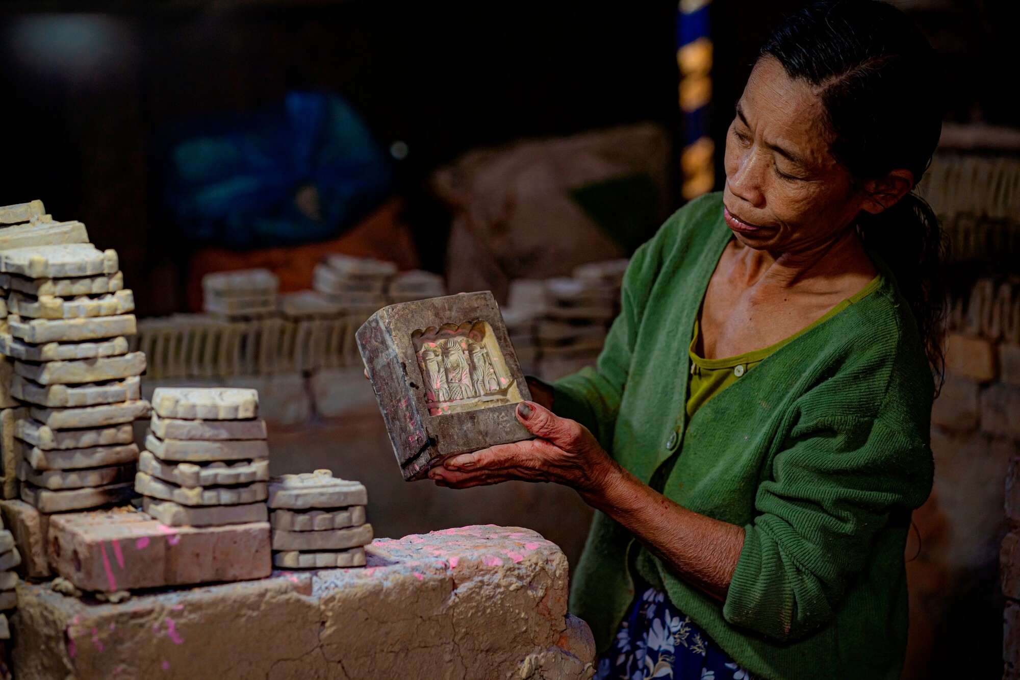 Nghề làm ông Táo, làng nặn tượng ông Táo, duy nhất, tại Huế, đất nung, nghề truyền thống Huế, nghề làm ông Táo ở Huế, làng Địa Linh, phố cổ Bao Vinh, khám phá làng nghề Huế, hơn 100 năm, sôi động, dịp Tết