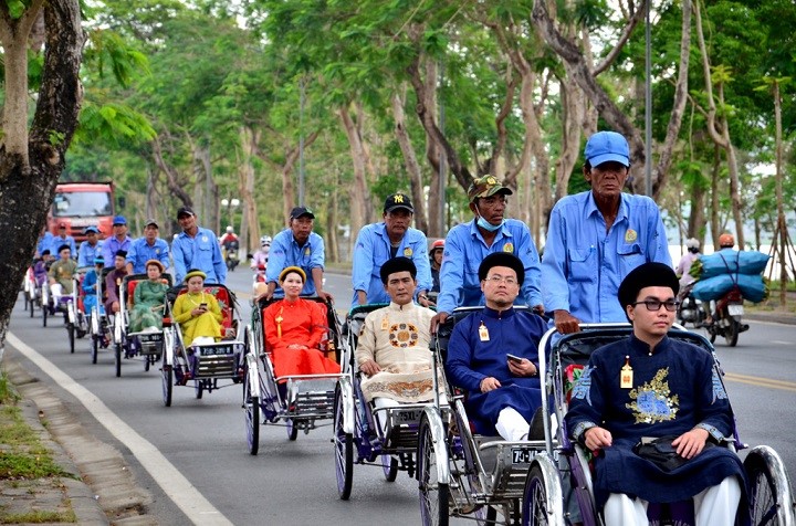 Phương tiện tham quan Đại Nội Huế, xe máy Huế, xích lô Huế, đi bộ Đại Nội, du lịch Huế, khám phá Đại Nội, trải nghiệm Huế.