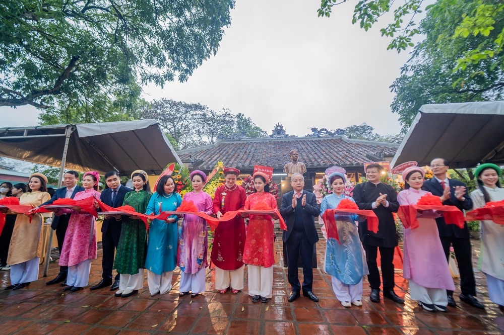 Nghi thức cắt băng khai trương Không gian trưng bày “Vua Hàm Nghi, cuộc đời và nghệ thuật” 