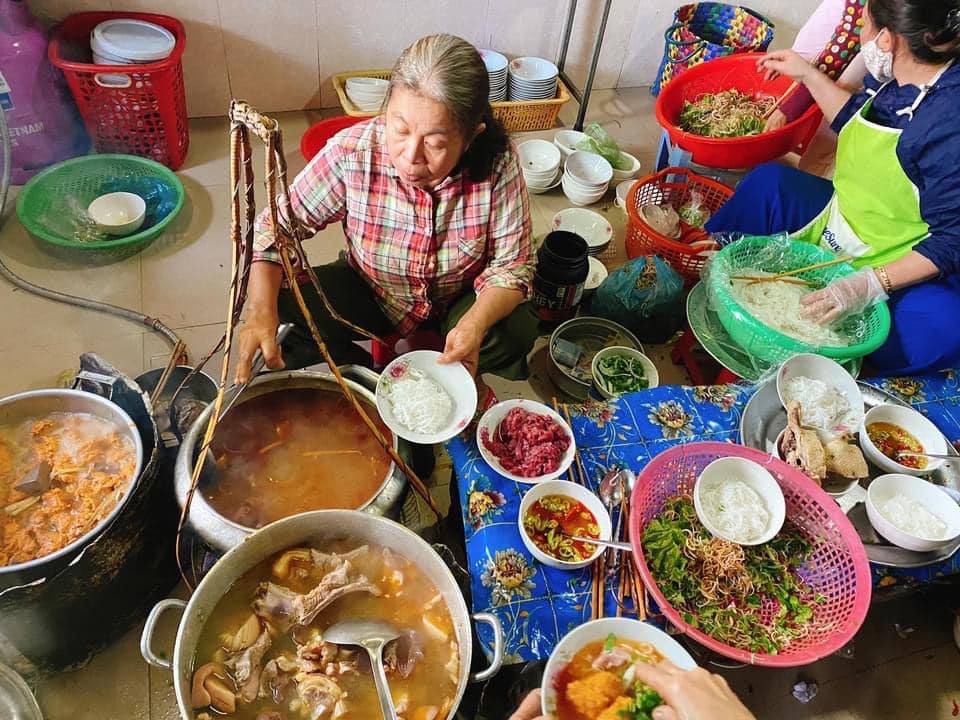 Bún bò Huế, Cách nấu bún bò Huế, Bún bò Huế ngon, Quán bún bò Huế, Đặc sản bún bò Huế, Bún bò Huế công thức, Bún bò Huế chính gốc, Bún bò Huế nguyên liệu, Bún bò Huế Huế , Bún bò Huế hương vị, địa chỉ quán bún bò Huế ngon