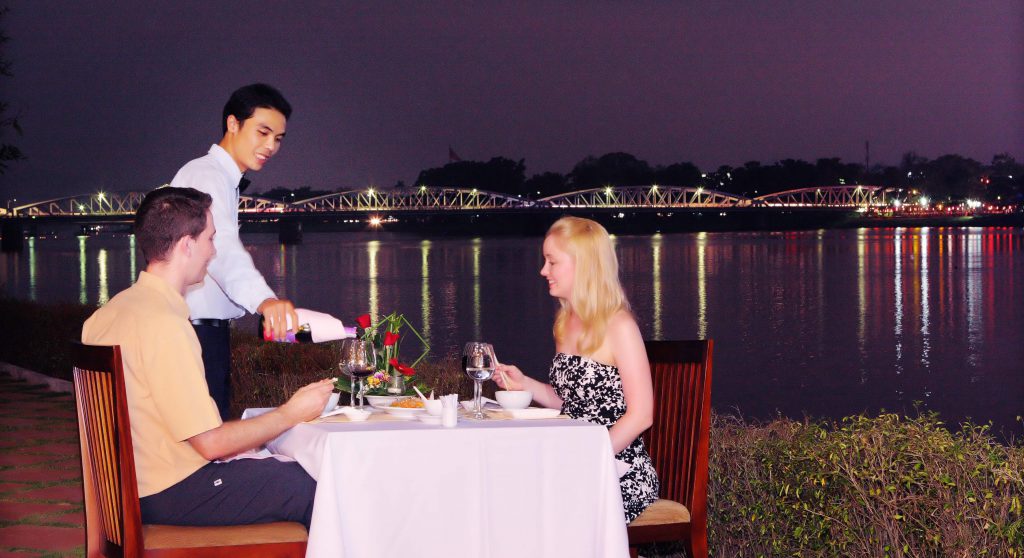 Khách sạn Century Riverside Huế