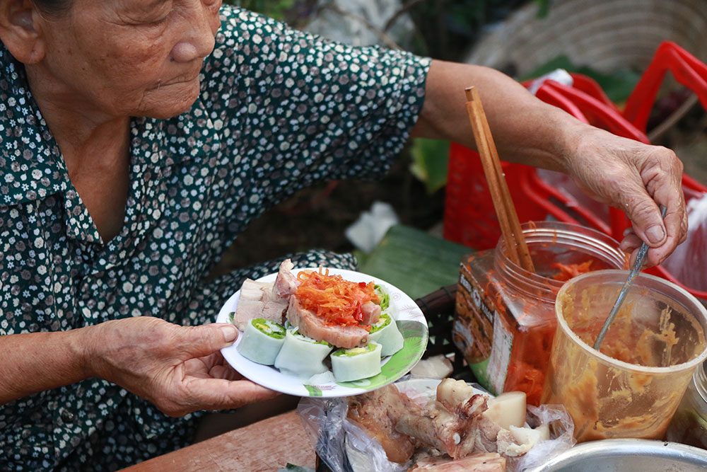 Bánh cuốn tôm chua xứ Huế