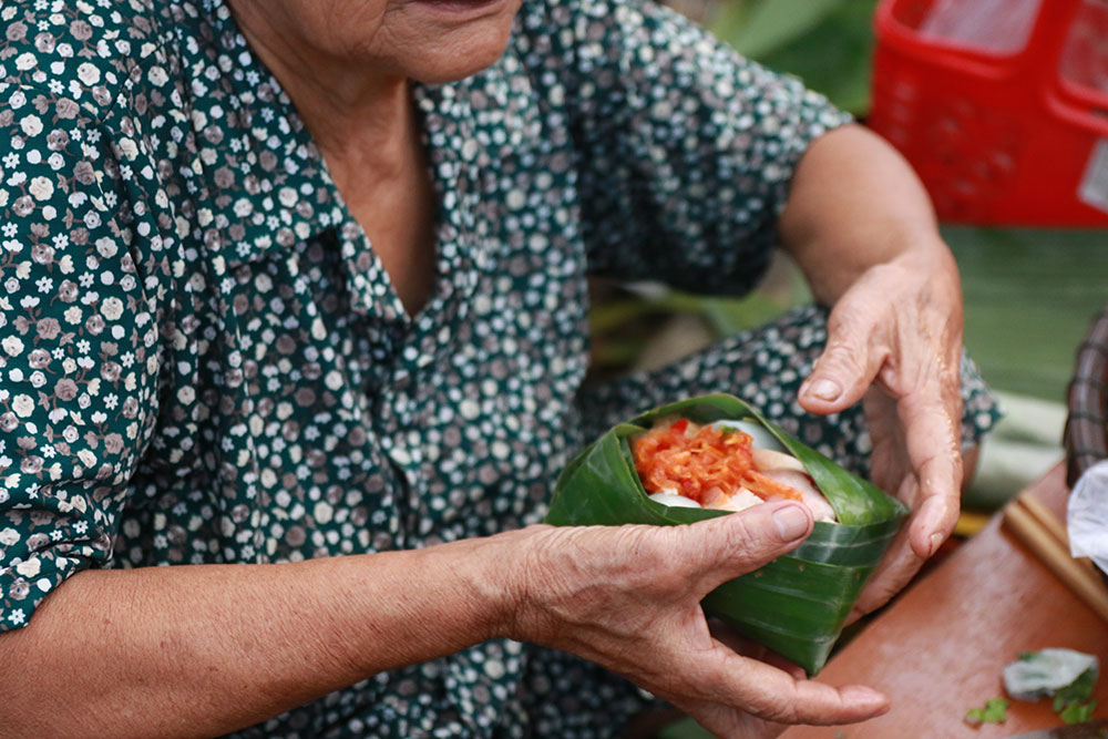 Bánh cuốn tôm chua xứ Huế