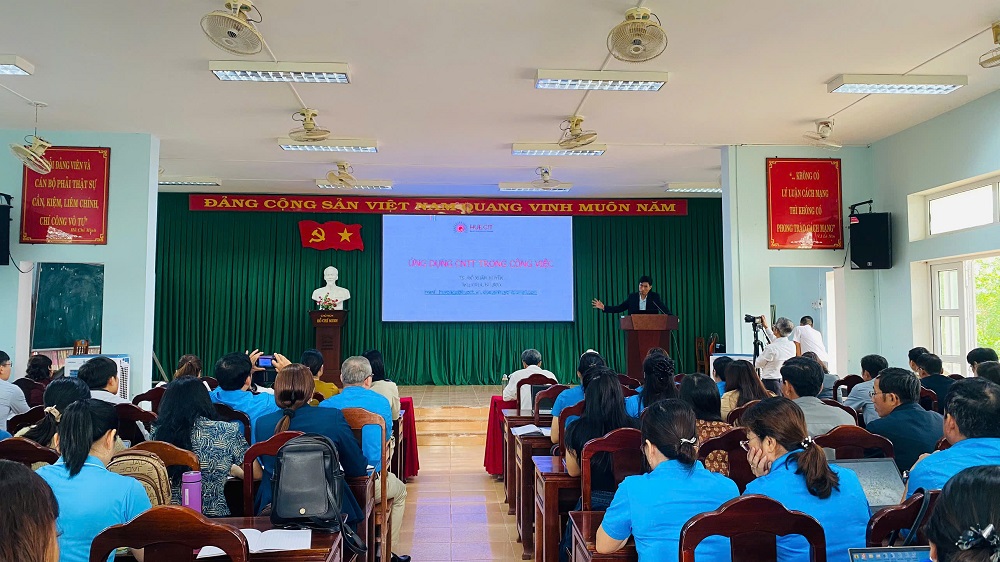 tập huấn, ứng dụng AI, ứng dụng AI trong công tác truyền thông, hoạt động công đoàn, thời đại số, trí tuệ nhân tạo cho cộng đồng, phổ cập AI, GenAI, Liên đoàn lao động huyện Phú Lộc, HueCIT đào tạo AI tập huấn, ứng dụng AI, ứng dụng AI trong công tác truyền thông, hoạt động công đoàn, thời đại số, trí tuệ nhân tạo cho cộng đồng, phổ cập AI, GenAI, Liên đoàn lao động huyện Phú Lộc, HueCIT đào tạo AI