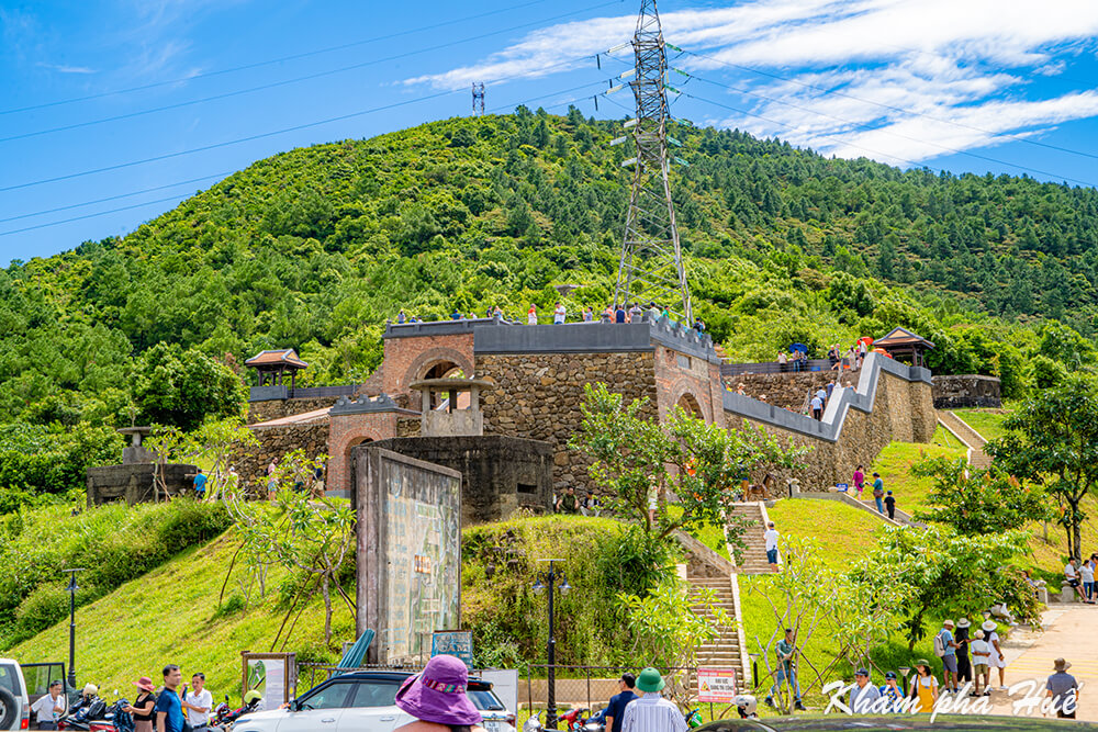 Du khách tham quan Hải Vân Quan Du khách tham quan Hải Vân Quan