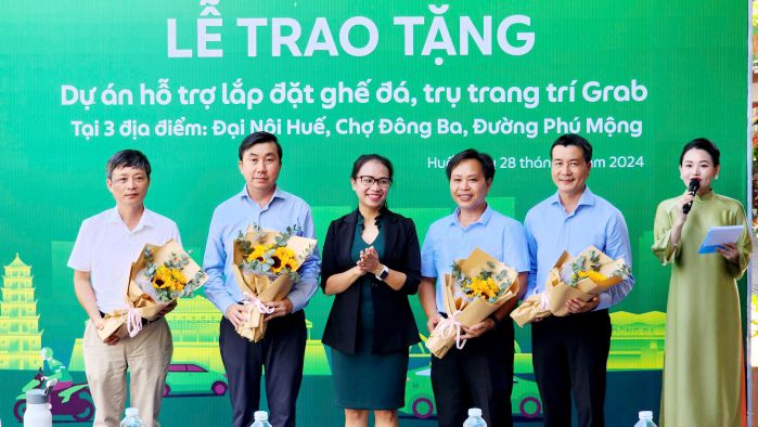 Grab, trao tặng, lắp đặt, ghế đá, phục vụ khách du lịch, du lịch Huế, Đại Nội Huế, chợ Đông Ba, đường Phú Mộng