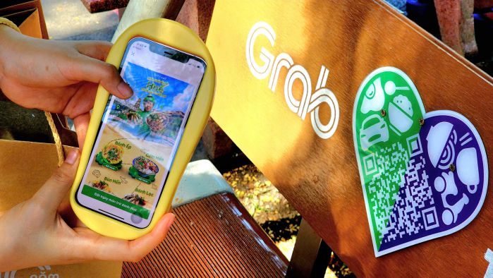 Grab, trao tặng, lắp đặt, ghế đá, phục vụ khách du lịch, du lịch Huế, Đại Nội Huế, chợ Đông Ba, đường Phú Mộng