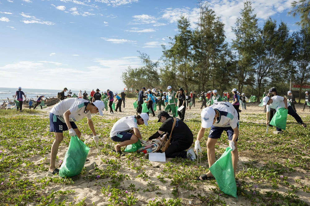 Huế Plogging 2025, dấu chân xanh, biển sạch nhựa, Thành phố Huế, biển Vinh Thanh, Làng chài Ngư Mỹ Thạnh, Bến đò Cồn Tộc, hành động vì môi trường, Huế đô thị giảm nhựa, dự án TVA, WWF Việt Nam, bảo vệ môi trường biển