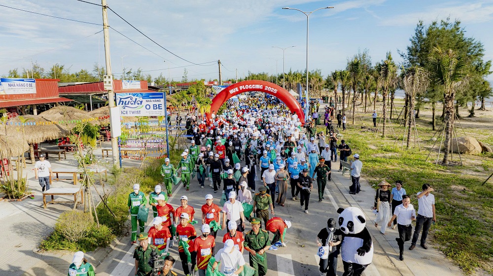 Huế Plogging 2025, dấu chân xanh, biển sạch nhựa, Thành phố Huế, biển Vinh Thanh, Làng chài Ngư Mỹ Thạnh, Bến đò Cồn Tộc, hành động vì môi trường, Huế đô thị giảm nhựa, dự án TVA, WWF Việt Nam, bảo vệ môi trường biển