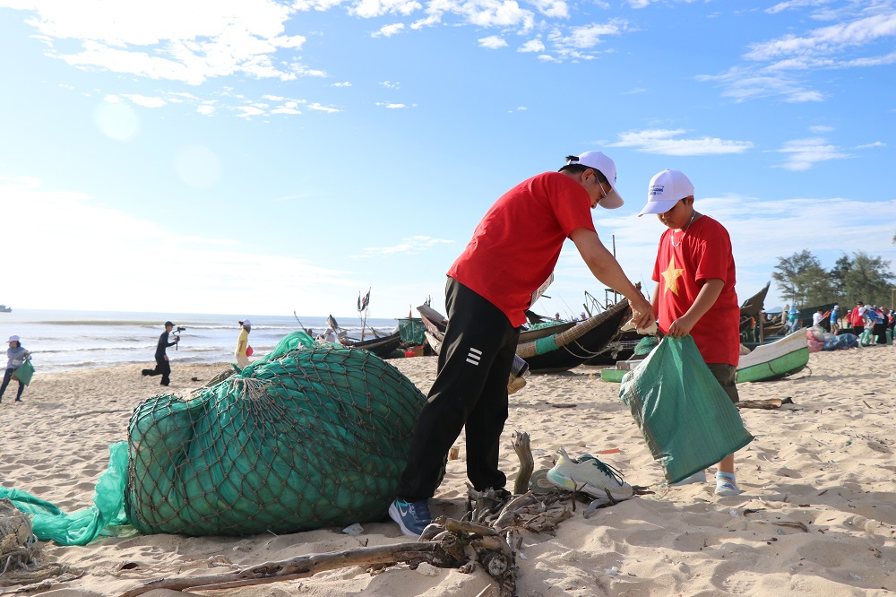 Huế Plogging 2025, dấu chân xanh, biển sạch nhựa, Thành phố Huế, biển Vinh Thanh, Làng chài Ngư Mỹ Thạnh, Bến đò Cồn Tộc, hành động vì môi trường, Huế đô thị giảm nhựa, dự án TVA, WWF Việt Nam, bảo vệ môi trường biển