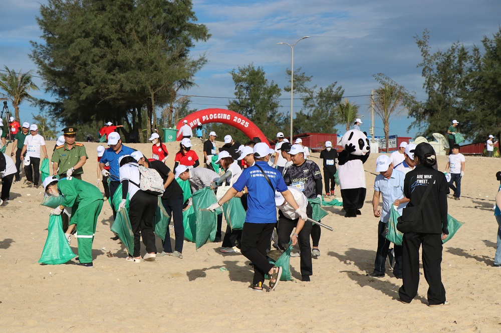 Huế Plogging 2025, dấu chân xanh, biển sạch nhựa, Thành phố Huế, biển Vinh Thanh, Làng chài Ngư Mỹ Thạnh, Bến đò Cồn Tộc, hành động vì môi trường, Huế đô thị giảm nhựa, dự án TVA, WWF Việt Nam, bảo vệ môi trường biển