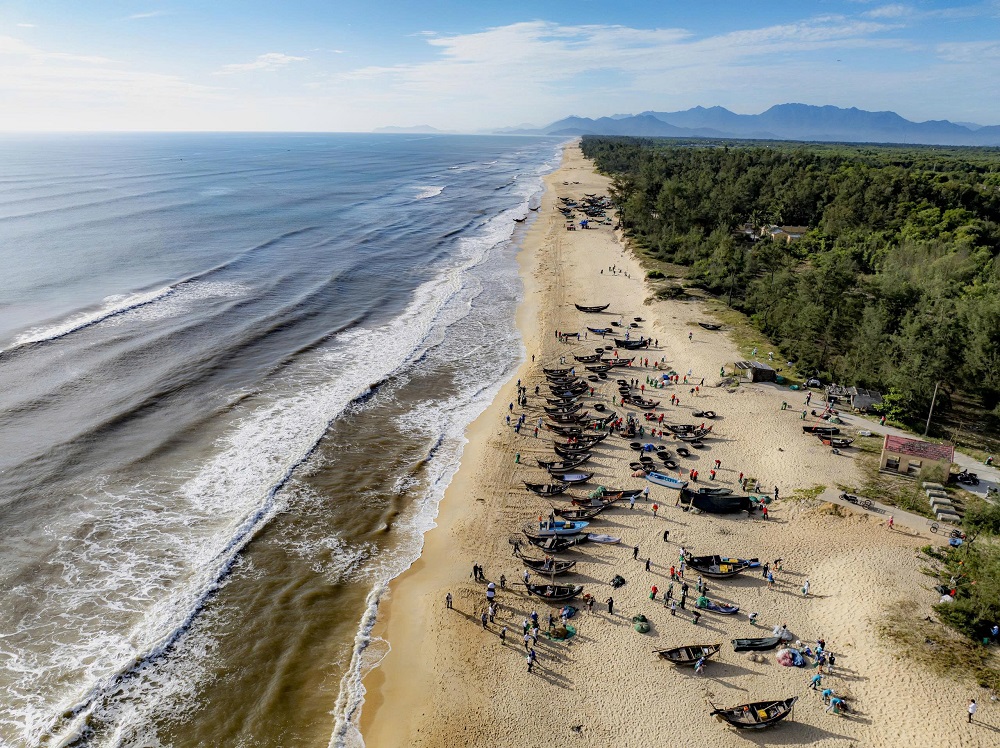 Huế Plogging 2025, dấu chân xanh, biển sạch nhựa, Thành phố Huế, biển Vinh Thanh, Làng chài Ngư Mỹ Thạnh, Bến đò Cồn Tộc, hành động vì môi trường, Huế đô thị giảm nhựa, dự án TVA, WWF Việt Nam, bảo vệ môi trường biển