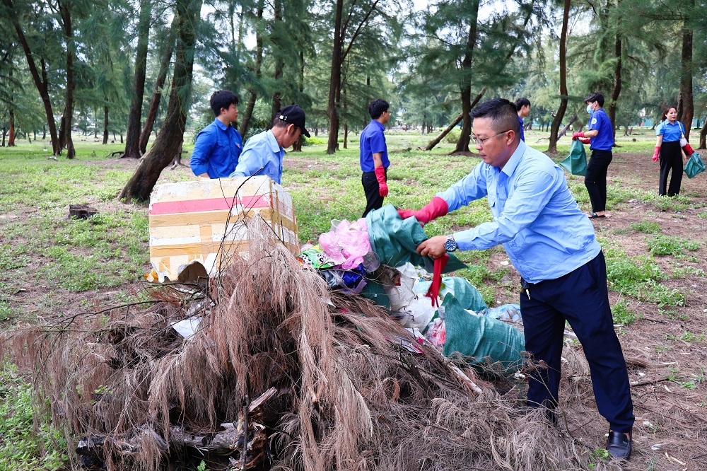Huế giảm nhựa, Đô thị giảm nhựa ở miền Trung Việt Nam, Trạm cấp nước miễn phí Huế, Nhà chờ bãi biển Huế, Máy cấp nước uống miễn phí, ra mắt, bãi biển Phú Thuận, bãi biển Phú Diên, bãi biển Vinh Thanh
