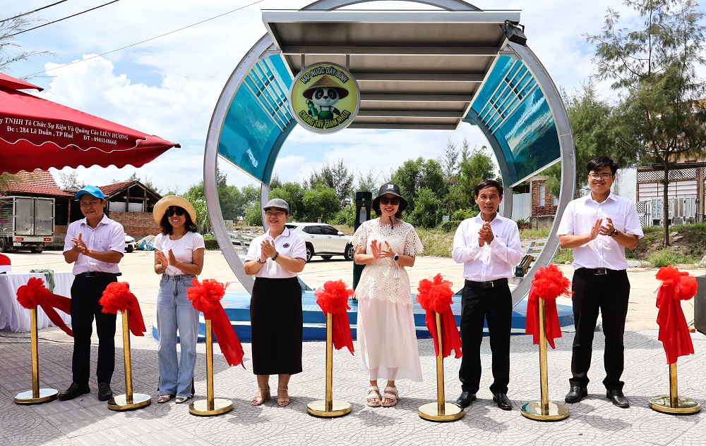 Ra mắt trạm nhà chờ và máy cấp nước uống miễn phí tại bãi biển Phú Diên Ra mắt trạm nhà chờ và máy cấp nước uống miễn phí tại bãi biển Phú Diên