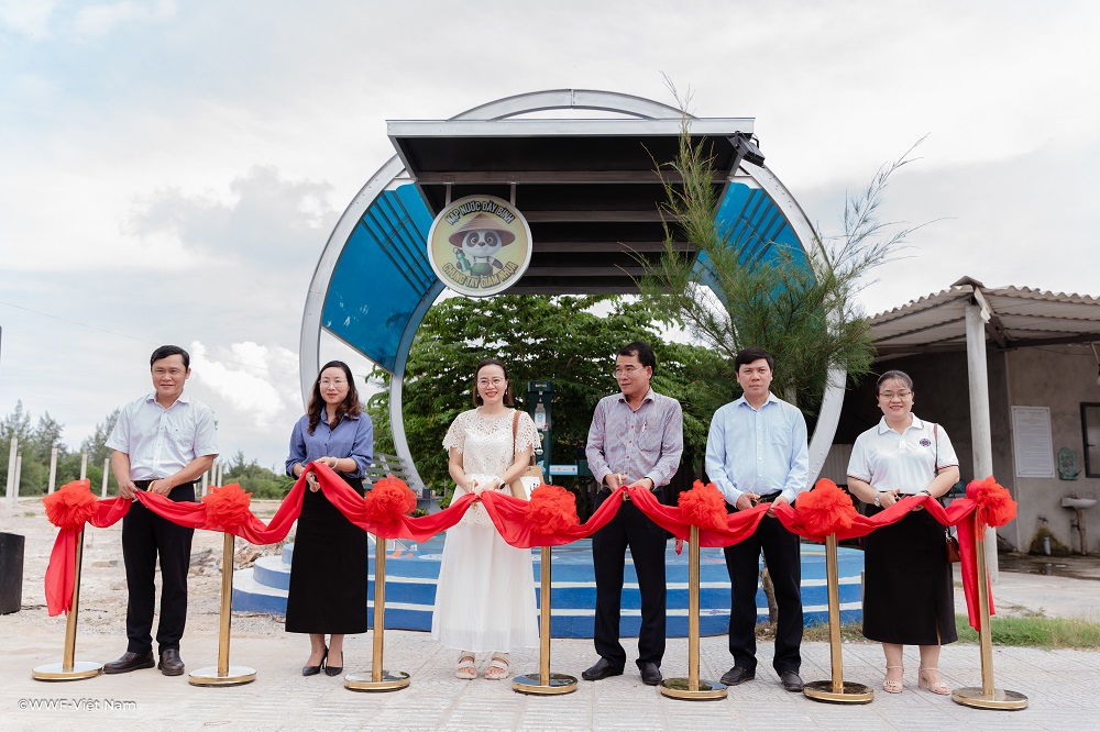 Ra mắt trạm nhà chờ và máy cấp nước uống miễn phí tại bãi biển Vinh Thanh