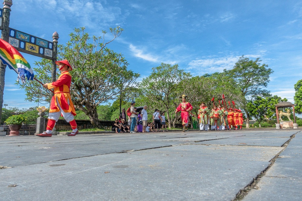 le doi gác, lễ đổi gác. đổi gác ở ngọ môn Huế, ngọ môn lịch sử le doi gác, lễ đổi gác. đổi gác ở ngọ môn Huế, ngọ môn lịch sử