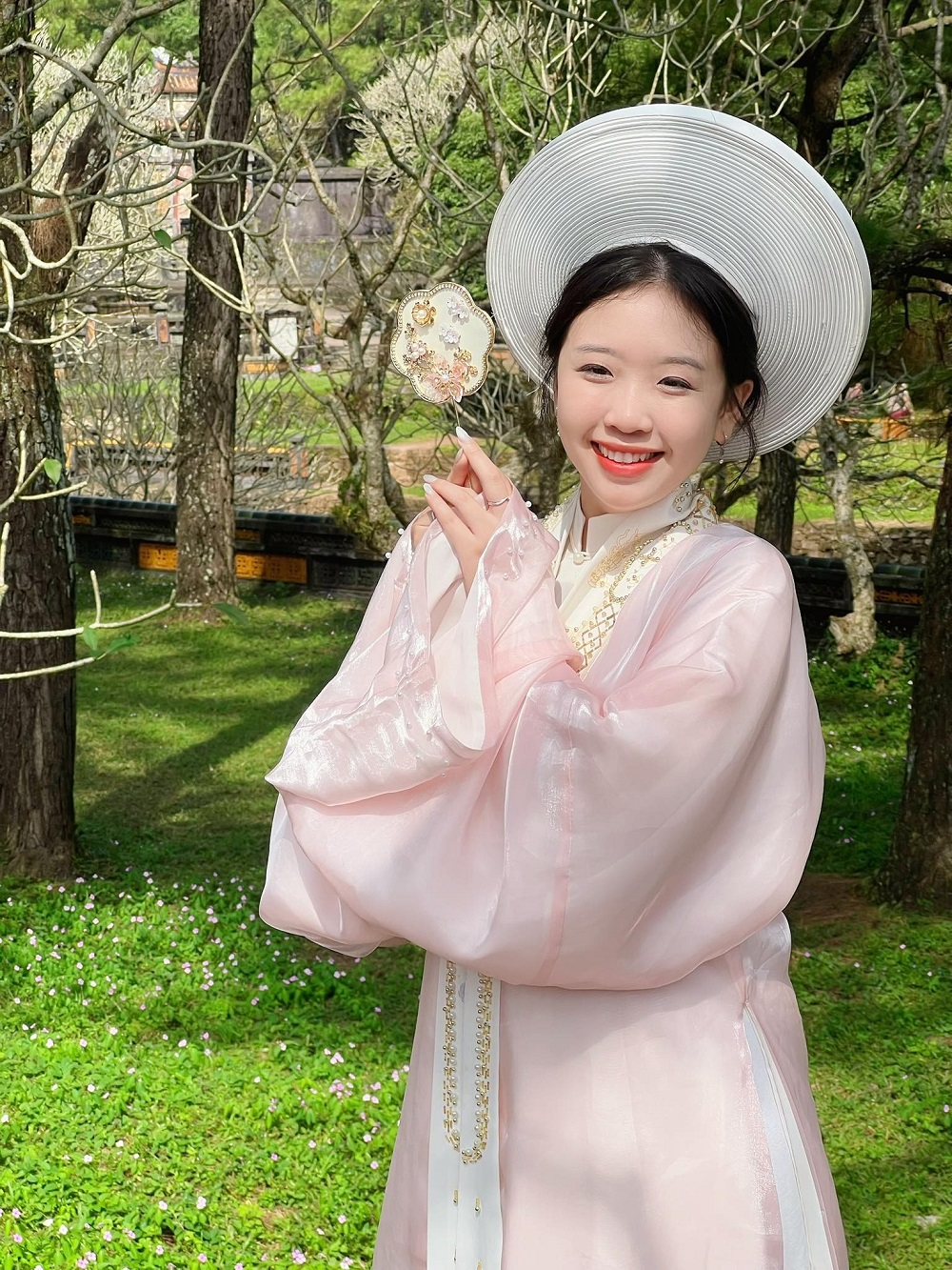 Dừng chân bên sông Hương, núi Ngự, điện Kiến Trung, check in Huế Dừng chân bên sông Hương, núi Ngự, điện Kiến Trung, check in Huế