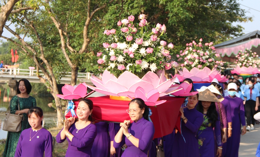 Lễ rước hoa sen làng Dương Nỗ