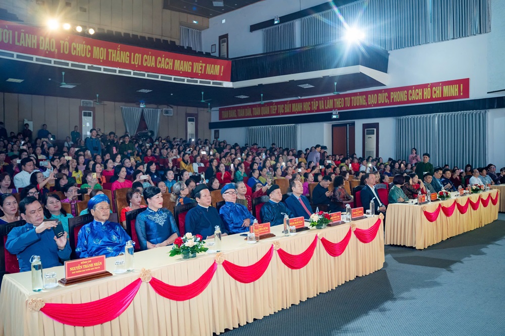 Thừa Thiên Huế đón nhận danh hiệu Di sản văn hóa phi vật thể quốc gia "Tri thức May và Mặc áo dài Huế"  Thừa Thiên Huế đón nhận danh hiệu Di sản văn hóa phi vật thể quốc gia "Tri thức May và Mặc áo dài Huế"