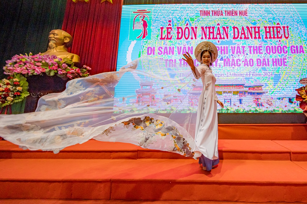 Thừa Thiên Huế đón nhận danh hiệu Di sản văn hóa phi vật thể quốc gia "Tri thức May và Mặc áo dài Huế"  Thừa Thiên Huế đón nhận danh hiệu Di sản văn hóa phi vật thể quốc gia "Tri thức May và Mặc áo dài Huế"