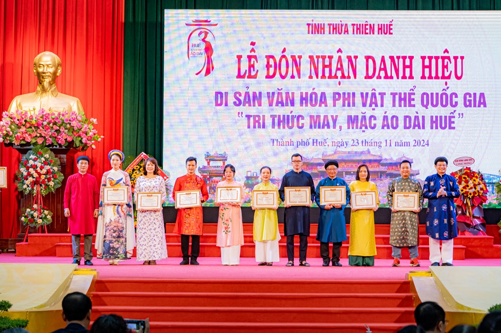 Thừa Thiên Huế đón nhận danh hiệu Di sản văn hóa phi vật thể quốc gia "Tri thức May và Mặc áo dài Huế"  Thừa Thiên Huế đón nhận danh hiệu Di sản văn hóa phi vật thể quốc gia "Tri thức May và Mặc áo dài Huế"
