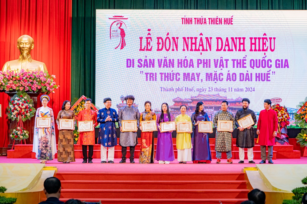 Thừa Thiên Huế đón nhận danh hiệu Di sản văn hóa phi vật thể quốc gia "Tri thức May và Mặc áo dài Huế"  Thừa Thiên Huế đón nhận danh hiệu Di sản văn hóa phi vật thể quốc gia "Tri thức May và Mặc áo dài Huế"