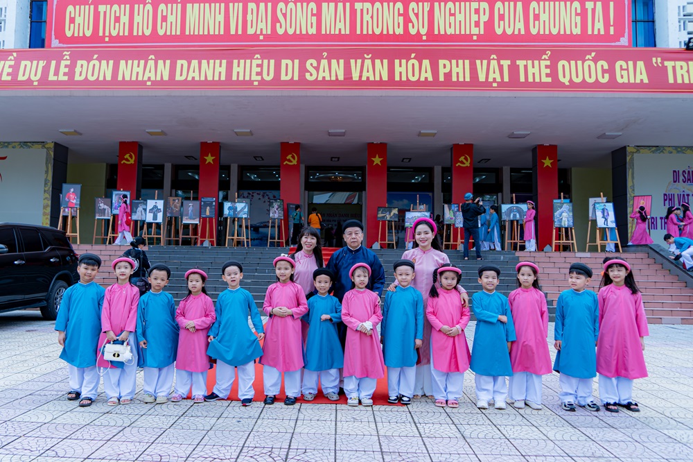 Thừa Thiên Huế đón nhận danh hiệu Di sản văn hóa phi vật thể quốc gia "Tri thức May và Mặc áo dài Huế"  Thừa Thiên Huế đón nhận danh hiệu Di sản văn hóa phi vật thể quốc gia "Tri thức May và Mặc áo dài Huế"