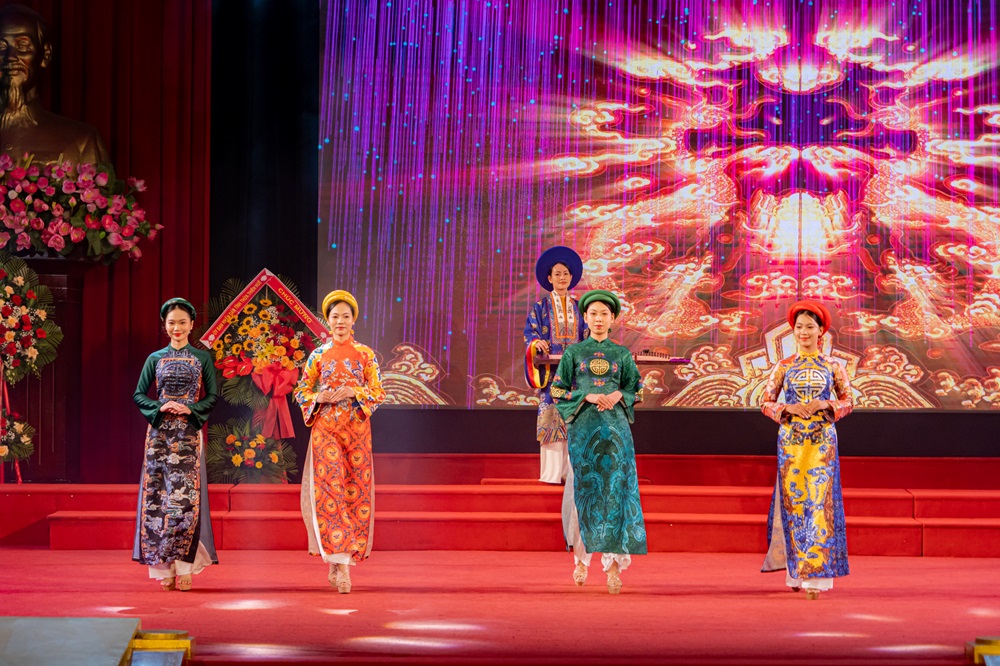 Thừa Thiên Huế đón nhận danh hiệu Di sản văn hóa phi vật thể quốc gia "Tri thức May và Mặc áo dài Huế"  Thừa Thiên Huế đón nhận danh hiệu Di sản văn hóa phi vật thể quốc gia "Tri thức May và Mặc áo dài Huế"