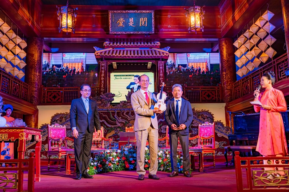 Nghệ nhân vĩ cầm Nguyễn Xuân Huy trao tặng Trung tâm Bảo tồn Di tích Cố đô Huế cây violin bằng sứ do chính ông chế tác Nghệ nhân vĩ cầm Nguyễn Xuân Huy trao tặng Trung tâm Bảo tồn Di tích Cố đô Huế cây violin bằng sứ do chính ông chế tác