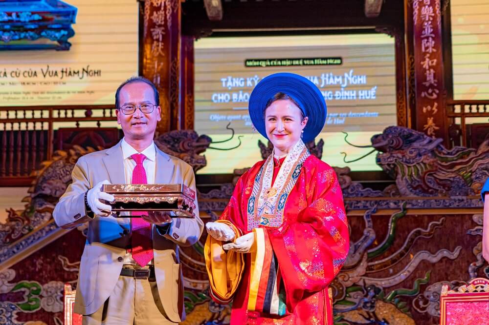 TS. Amandine Dabat trao tặng kỷ vật Khay gỗ khảm xà cừ của vua Hàm Nghi cho Bảo tàng Cổ vật cung đình Huế TS. Amandine Dabat trao tặng kỷ vật Khay gỗ khảm xà cừ của vua Hàm Nghi cho Bảo tàng Cổ vật cung đình Huế