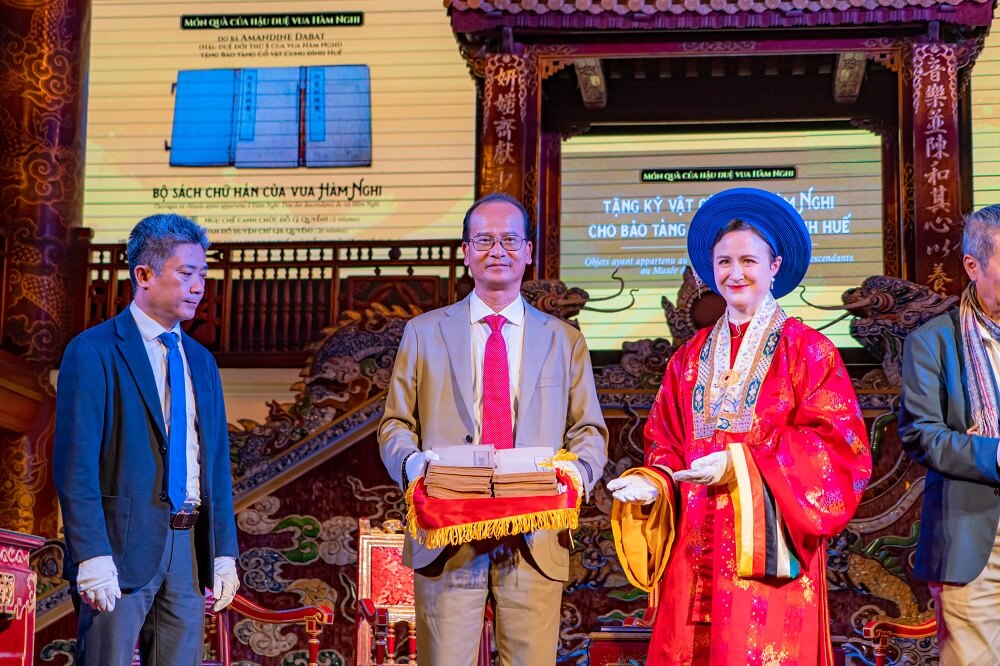 Trao tặng Bộ sách chữ Hán của vua Hàm Nghi Trao tặng Bộ sách chữ Hán của vua Hàm Nghi