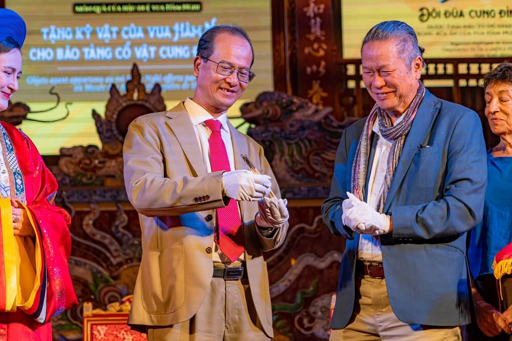 TS. Amandine Dabat, ra mắt sách, "Hàm Nghi: Hoàng đế lưu vong - Nghệ sĩ ở Alger, vua Hàm Nghi, Cuộc đời, Nhà hát Duyệt Thị Đường, trao tặng các kỷ vật của vua Hàm Nghi, hồi hương cổ vật vua Hàm Nghi TS. Amandine Dabat, ra mắt sách, "Hàm Nghi: Hoàng đế lưu vong - Nghệ sĩ ở Alger, vua Hàm Nghi, Cuộc đời, Nhà hát Duyệt Thị Đường, trao tặng các kỷ vật của vua Hàm Nghi, hồi hương cổ vật vua Hàm Nghi