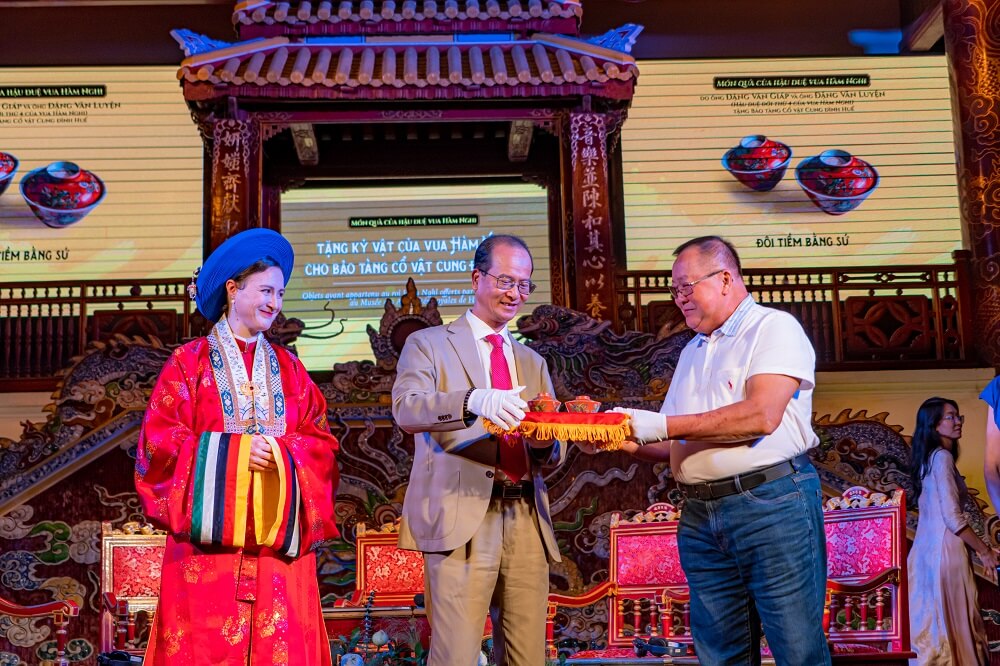 TS. Amandine Dabat, ra mắt sách, "Hàm Nghi: Hoàng đế lưu vong - Nghệ sĩ ở Alger, vua Hàm Nghi, Cuộc đời, Nhà hát Duyệt Thị Đường, trao tặng các kỷ vật của vua Hàm Nghi, hồi hương cổ vật vua Hàm Nghi TS. Amandine Dabat, ra mắt sách, "Hàm Nghi: Hoàng đế lưu vong - Nghệ sĩ ở Alger, vua Hàm Nghi, Cuộc đời, Nhà hát Duyệt Thị Đường, trao tặng các kỷ vật của vua Hàm Nghi, hồi hương cổ vật vua Hàm Nghi