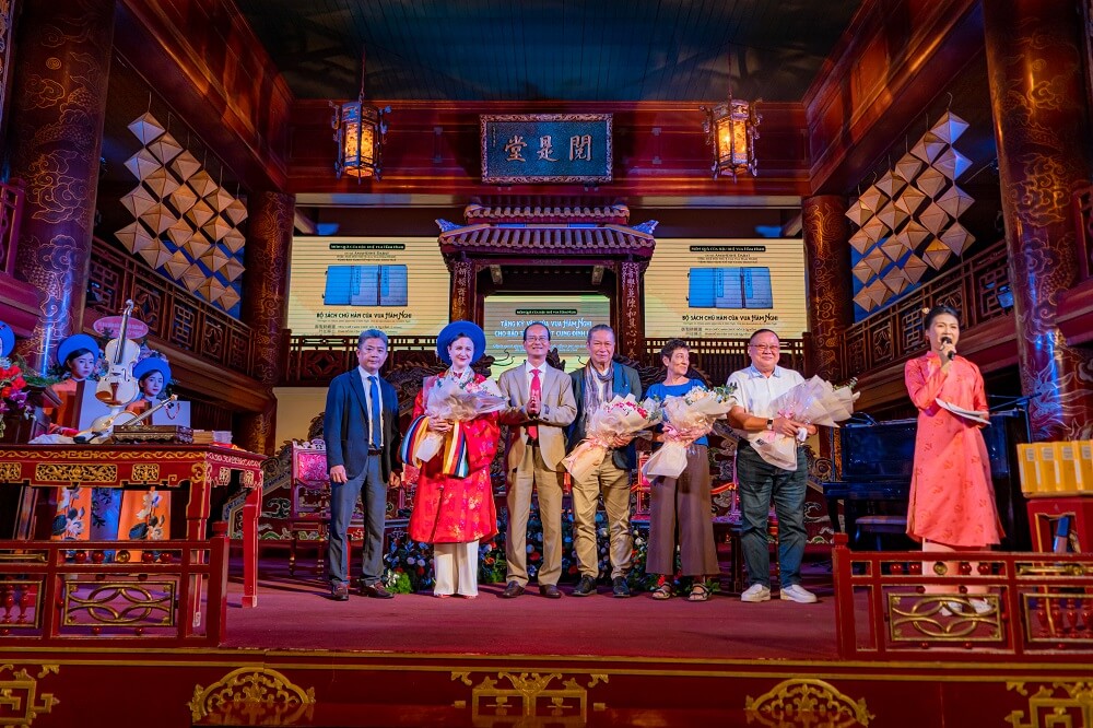 TS. Amandine Dabat, ra mắt sách, "Hàm Nghi: Hoàng đế lưu vong - Nghệ sĩ ở Alger, vua Hàm Nghi, Cuộc đời, Nhà hát Duyệt Thị Đường, trao tặng các kỷ vật của vua Hàm Nghi, hồi hương cổ vật vua Hàm Nghi TS. Amandine Dabat, ra mắt sách, "Hàm Nghi: Hoàng đế lưu vong - Nghệ sĩ ở Alger, vua Hàm Nghi, Cuộc đời, Nhà hát Duyệt Thị Đường, trao tặng các kỷ vật của vua Hàm Nghi, hồi hương cổ vật vua Hàm Nghi