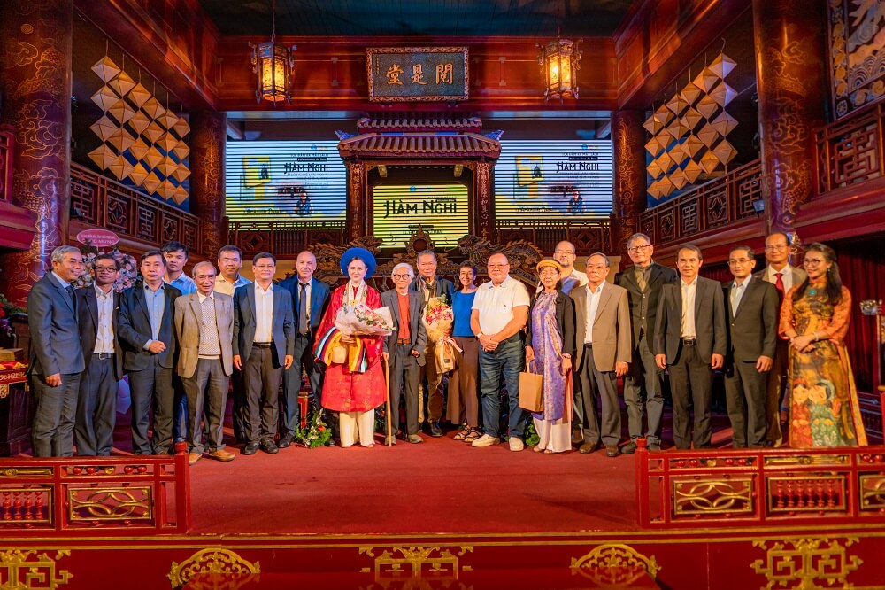 TS. Amandine Dabat, ra mắt sách, "Hàm Nghi: Hoàng đế lưu vong - Nghệ sĩ ở Alger, vua Hàm Nghi, Cuộc đời, Nhà hát Duyệt Thị Đường, trao tặng các kỷ vật của vua Hàm Nghi, hồi hương cổ vật vua Hàm Nghi TS. Amandine Dabat, ra mắt sách, "Hàm Nghi: Hoàng đế lưu vong - Nghệ sĩ ở Alger, vua Hàm Nghi, Cuộc đời, Nhà hát Duyệt Thị Đường, trao tặng các kỷ vật của vua Hàm Nghi, hồi hương cổ vật vua Hàm Nghi