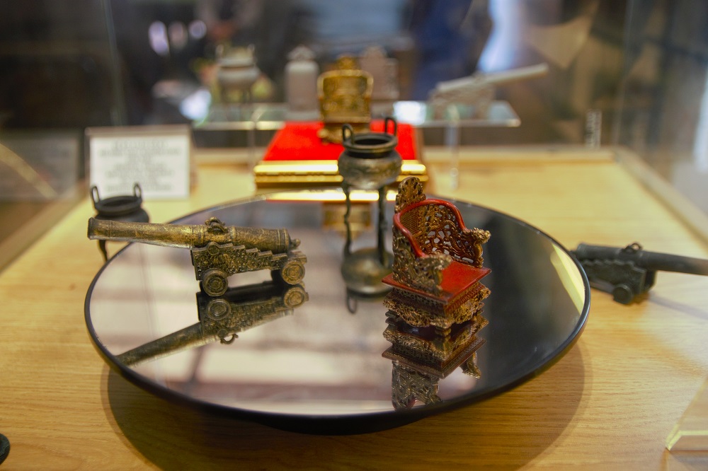 Dự án Đế Đô Khảo Cổ Ký, công nghệ đinh danh số, xác thực, nomion, trải nghiệm làm nhà khảo cổ, túi mù, di sản Huế, tiên phong, Phygital Labs, xu hướng "hộp mù", khai thác bản quyền di sản, đặc thù, Trung tâm Bảo tồn Di tích Cố đô Huế Dự án Đế Đô Khảo Cổ Ký, công nghệ đinh danh số, xác thực, nomion, trải nghiệm làm nhà khảo cổ, túi mù, di sản Huế, tiên phong, Phygital Labs, xu hướng "hộp mù", khai thác bản quyền di sản, đặc thù, Trung tâm Bảo tồn Di tích Cố đô Huế