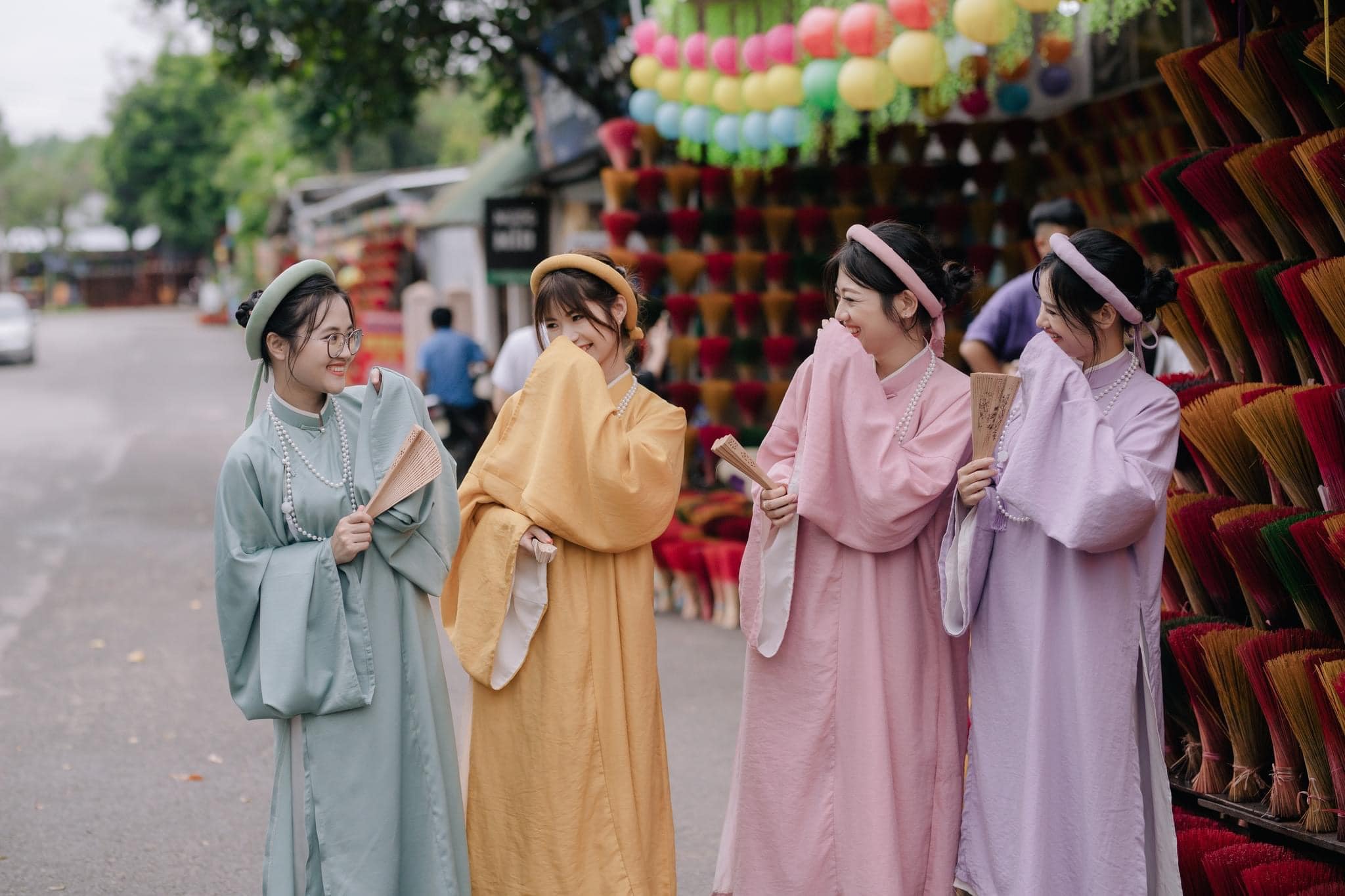 Chụp hình cổ phục Huế, Thuê cổ phục Huế đẹp, Trải nghiệm chụp ảnh cổ phục, Cổ phục Huế truyền thống, Chụp ảnh với áo Nhật Bình Huế, Check-in cổ phục Huế, Chụp hình nghệ thuật cổ phục, Địa điểm chụp ảnh cổ phục Huế, Thuê áo dài cung đình Huế, Bảo tồn văn hóa qua cổ phục Huế Chụp hình cổ phục Huế, Thuê cổ phục Huế đẹp, Trải nghiệm chụp ảnh cổ phục, Cổ phục Huế truyền thống, Chụp ảnh với áo Nhật Bình Huế, Check-in cổ phục Huế, Chụp hình nghệ thuật cổ phục, Địa điểm chụp ảnh cổ phục Huế, Thuê áo dài cung đình Huế, Bảo tồn văn hóa qua cổ phục Huế