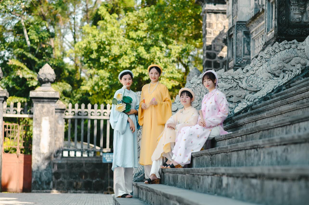 Chụp hình cổ phục Huế, Thuê cổ phục Huế đẹp, Trải nghiệm chụp ảnh cổ phục, Cổ phục Huế truyền thống, Chụp ảnh với áo Nhật Bình Huế, Check-in cổ phục Huế, Chụp hình nghệ thuật cổ phục, Địa điểm chụp ảnh cổ phục Huế, Thuê áo dài cung đình Huế, Bảo tồn văn hóa qua cổ phục Huế Chụp hình cổ phục Huế, Thuê cổ phục Huế đẹp, Trải nghiệm chụp ảnh cổ phục, Cổ phục Huế truyền thống, Chụp ảnh với áo Nhật Bình Huế, Check-in cổ phục Huế, Chụp hình nghệ thuật cổ phục, Địa điểm chụp ảnh cổ phục Huế, Thuê áo dài cung đình Huế, Bảo tồn văn hóa qua cổ phục Huế