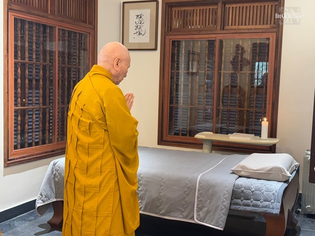 Trưởng lão Hòa thượng Thích Giác Quang thăm lại thiền phòng, thất Lắng Nghe, nơi Thiền sư Thích Nhất Hạnh an dưỡng và viên tịch, trong khuôn viên tổ đình Từ Hiếu Trưởng lão Hòa thượng Thích Giác Quang thăm lại thiền phòng, thất Lắng Nghe, nơi Thiền sư Thích Nhất Hạnh an dưỡng và viên tịch, trong khuôn viên tổ đình Từ Hiếu