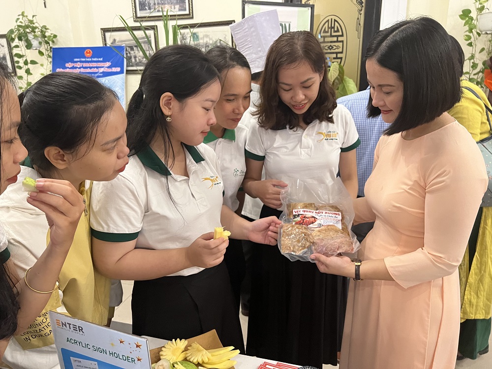 cô gái Huế, Tôn Nữ Kim Quý, vịt quay rút xương, ẩm thực Huế, biến tấu, đặc trưng cô gái Huế, Tôn Nữ Kim Quý, vịt quay rút xương, ẩm thực Huế, biến tấu, đặc trưng