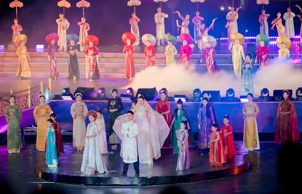 áo dài Đoan Trang, NTK áo dài Đoan Trang, thêu may Đoan Trang Huế, Năm Du lịch Quốc gia Huế 2025, Festival Huế 2025, bộ sưu tập áo dài, áo dài đẹp, áo dài Huế áo dài Đoan Trang, NTK áo dài Đoan Trang, thêu may Đoan Trang Huế, Năm Du lịch Quốc gia Huế 2025, Festival Huế 2025, bộ sưu tập áo dài, áo dài đẹp, áo dài Huế