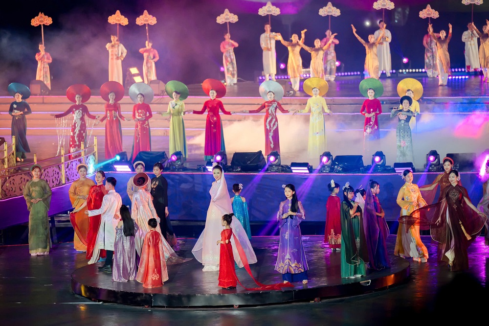 áo dài Đoan Trang, NTK áo dài Đoan Trang, thêu may Đoan Trang Huế, Năm Du lịch Quốc gia Huế 2025, Festival Huế 2025, bộ sưu tập áo dài, áo dài đẹp, áo dài Huế áo dài Đoan Trang, NTK áo dài Đoan Trang, thêu may Đoan Trang Huế, Năm Du lịch Quốc gia Huế 2025, Festival Huế 2025, bộ sưu tập áo dài, áo dài đẹp, áo dài Huế