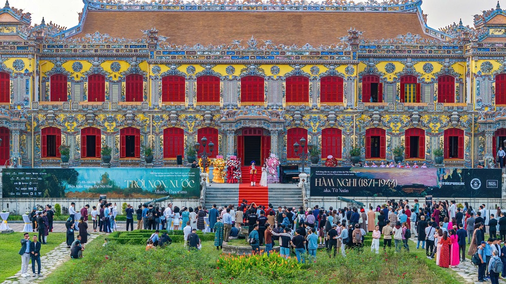 triển lãm, tranh vua Hàm Nghi, độc bản, điện Kiến Trung, Đại Nội Huế, Hậu duệ đời thứ 5 của vua Hàm Nghi, aka Tử Xuân, vị vua yêu nước, triều Nguyễn, lưu đày, Nghệ sĩ hiện đại Việt Nam đầu tiên, cuộc đời vua Hàm Nghi triển lãm, tranh vua Hàm Nghi, độc bản, điện Kiến Trung, Đại Nội Huế, Hậu duệ đời thứ 5 của vua Hàm Nghi, aka Tử Xuân, vị vua yêu nước, triều Nguyễn, lưu đày, Nghệ sĩ hiện đại Việt Nam đầu tiên, cuộc đời vua Hàm Nghi