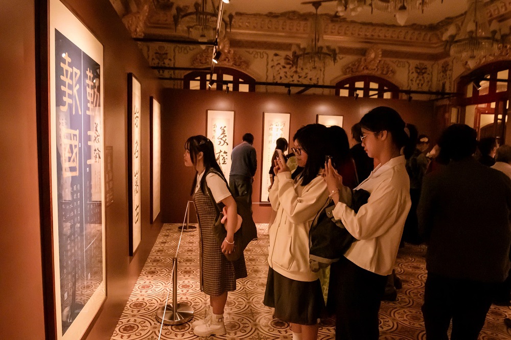 triển lãm, tranh vua Hàm Nghi, độc bản, điện Kiến Trung, Đại Nội Huế, Hậu duệ đời thứ 5 của vua Hàm Nghi, aka Tử Xuân, vị vua yêu nước, triều Nguyễn, lưu đày, Nghệ sĩ hiện đại Việt Nam đầu tiên, cuộc đời vua Hàm Nghi triển lãm, tranh vua Hàm Nghi, độc bản, điện Kiến Trung, Đại Nội Huế, Hậu duệ đời thứ 5 của vua Hàm Nghi, aka Tử Xuân, vị vua yêu nước, triều Nguyễn, lưu đày, Nghệ sĩ hiện đại Việt Nam đầu tiên, cuộc đời vua Hàm Nghi