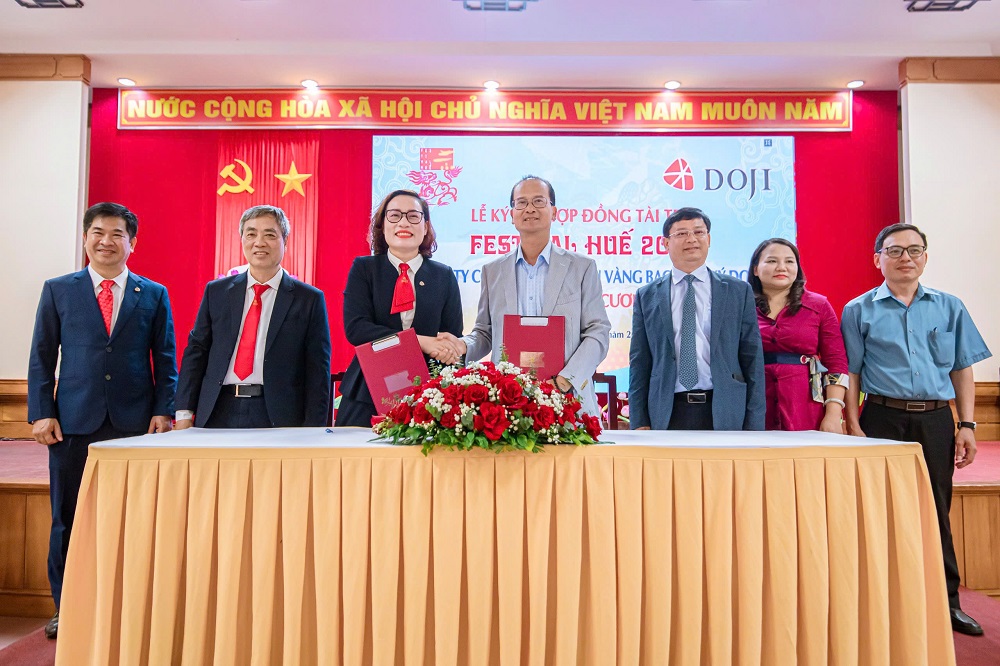 Tập đoàn Vàng bạc đá quý DOJI, Nhà Tài trợ Kim cương, Festival Huế 2025, đá quý DOJI, tài trợ Huế Tập đoàn Vàng bạc đá quý DOJI, Nhà Tài trợ Kim cương, Festival Huế 2025, đá quý DOJI, tài trợ Huế